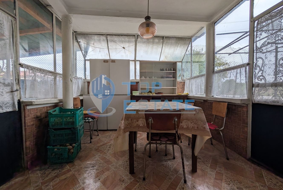 Едноетажна къща с кладенец и гараж в квартал Калтинец, град Горна Оряховица - 0