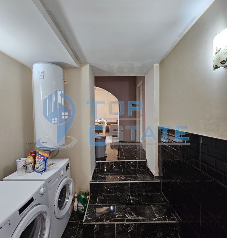 Двуетажна обзаведена и ремонтирана къща с три спални в село Страхилово, област Велико Търново - 0