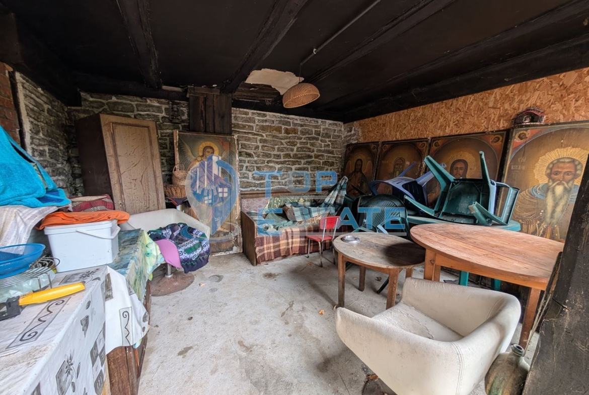 Двуетажна автентична къща с голям двор в село Лесичарка - 0