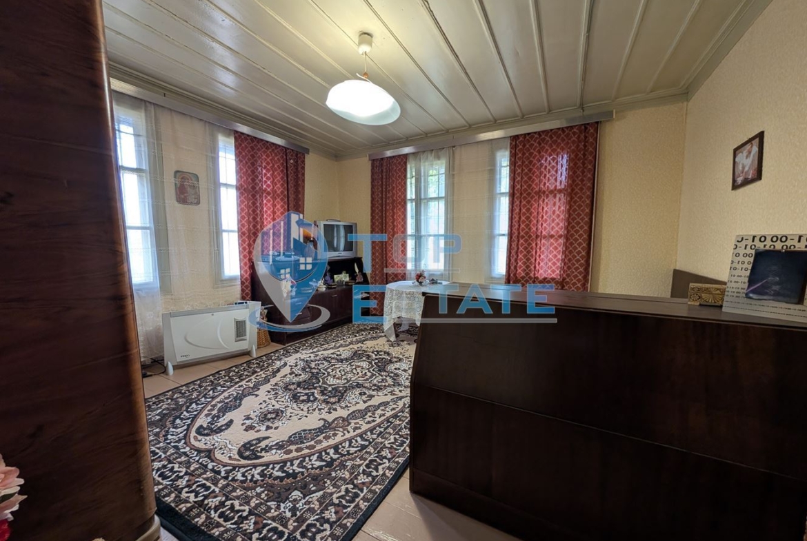 Двуетажна автентична къща с голям двор в село Лесичарка - 0