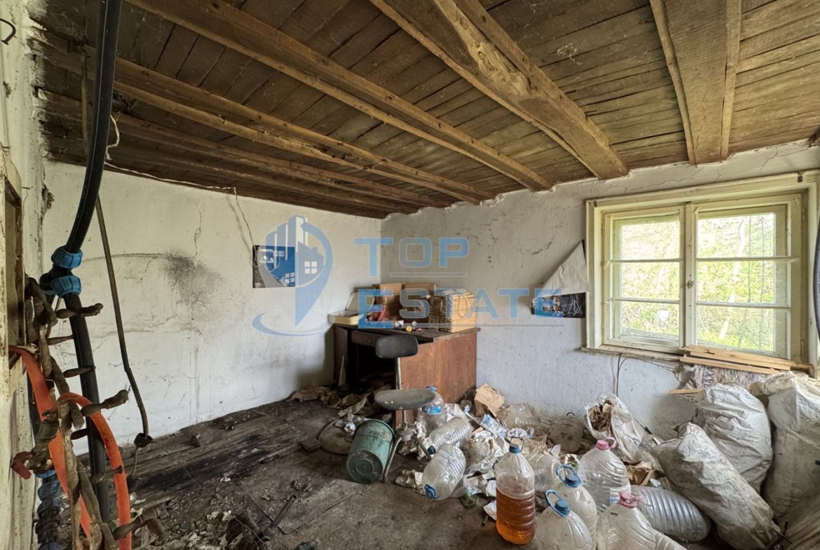 Двуетажна тухлена къща с голям двор в село Патреш, област Велико Търново - 0