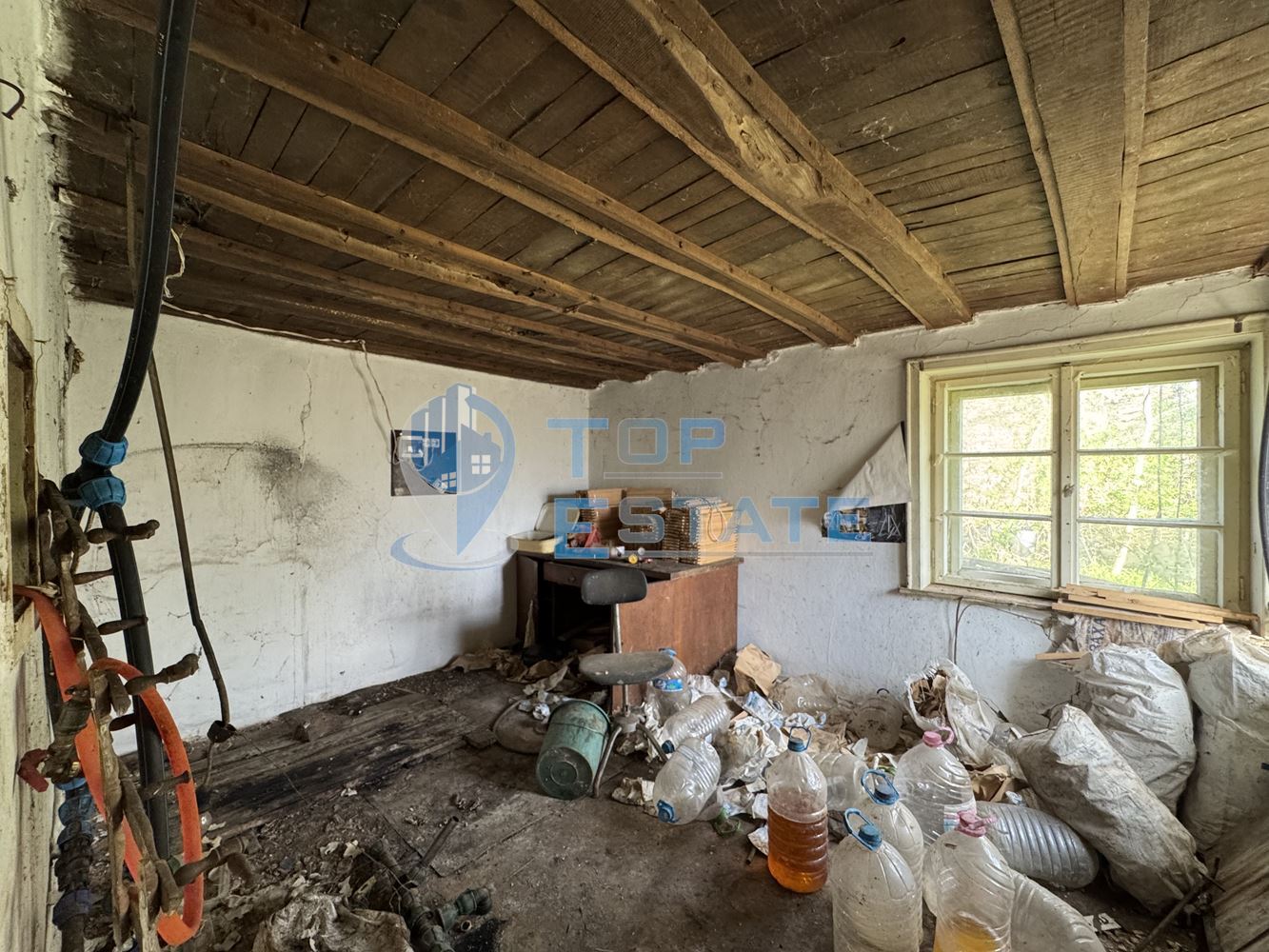 Двуетажна тухлена къща с голям двор в село Патреш, област Велико Търново - 0