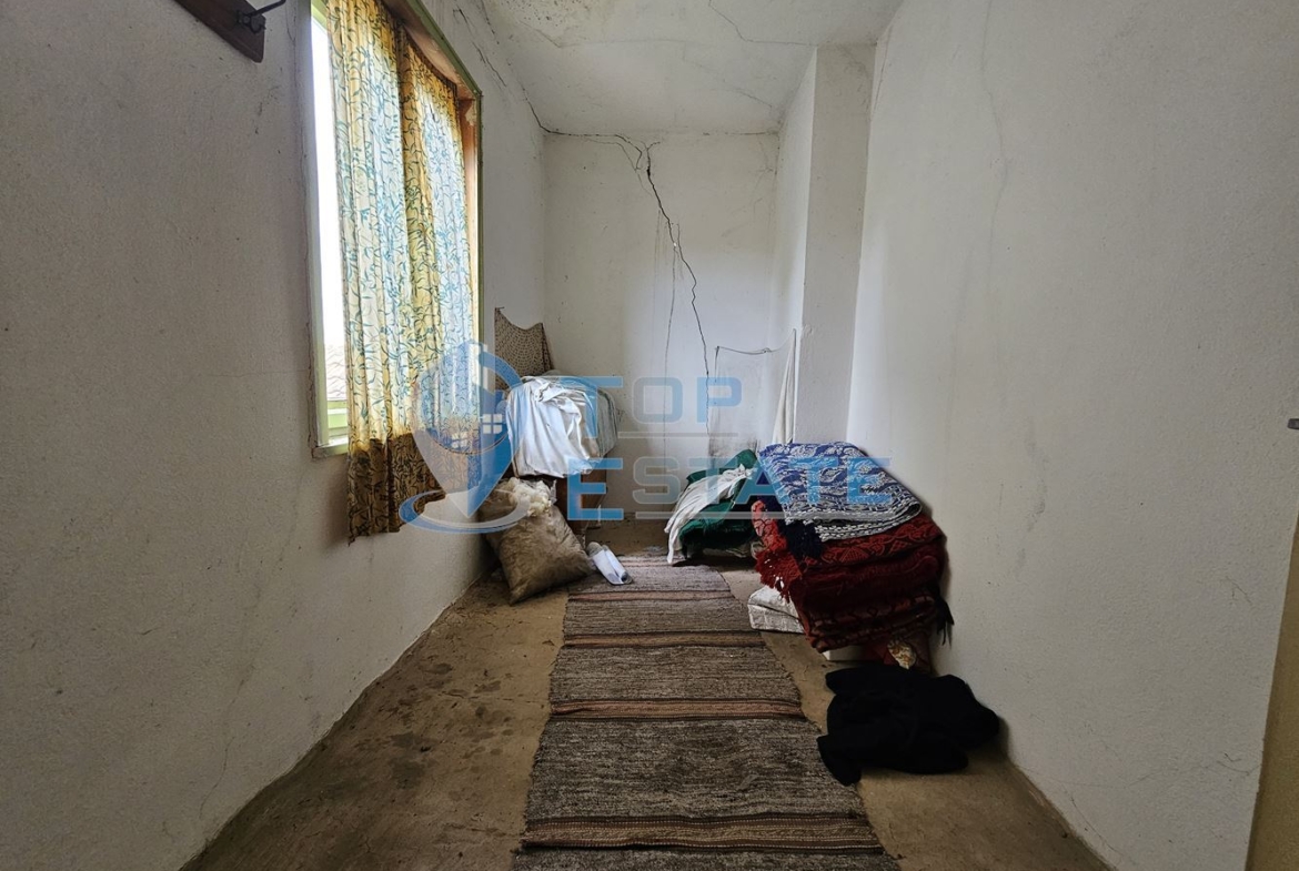 Масивна двуетажна къща с голям двор и гараж в село Караисен - 0