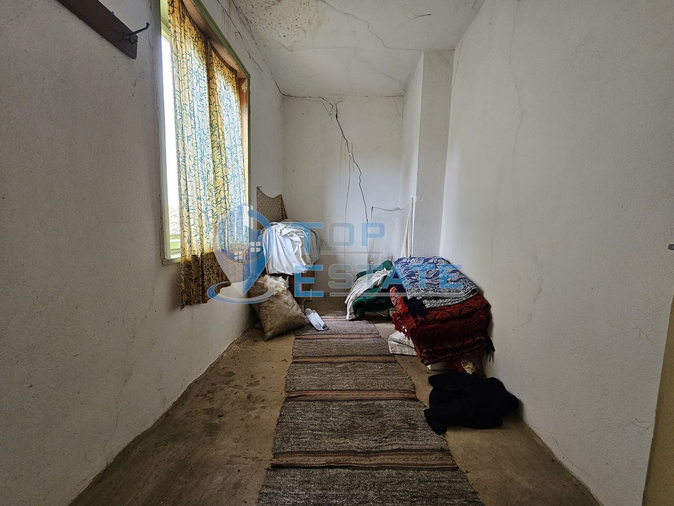 Масивна двуетажна къща с голям двор и гараж в село Караисен - 0