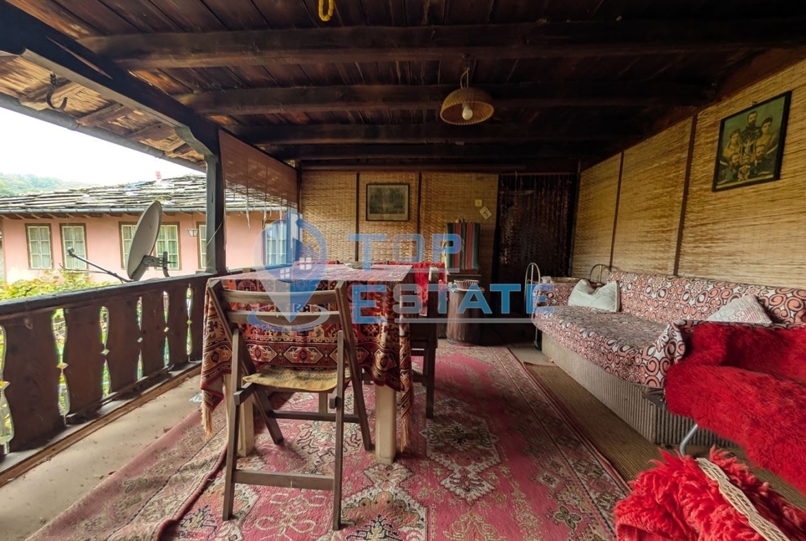 Двуетажна автентична къща с голям двор в село Лесичарка - 0