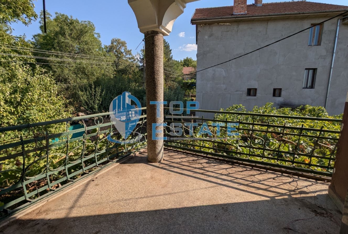 Двуетажна тухлена къща с кладенец в село Поликраище, област Велико Търново - 0