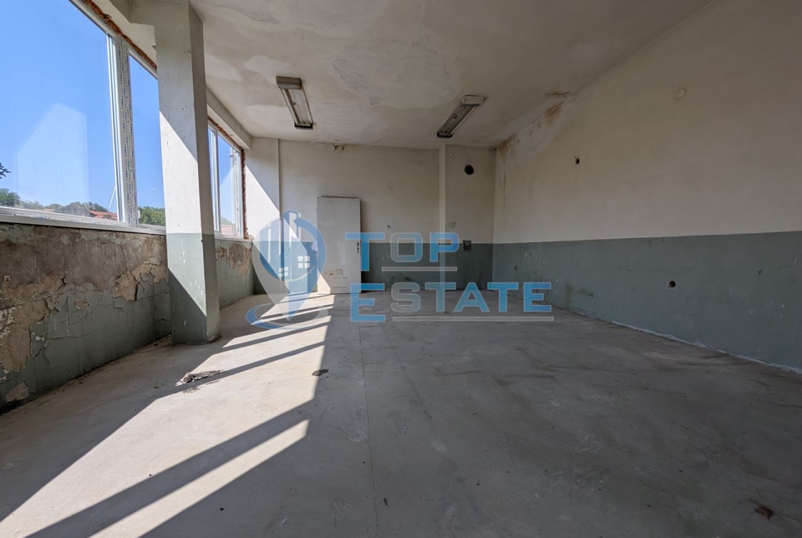 Търговска сграда в центъра на село Самоводене - 0