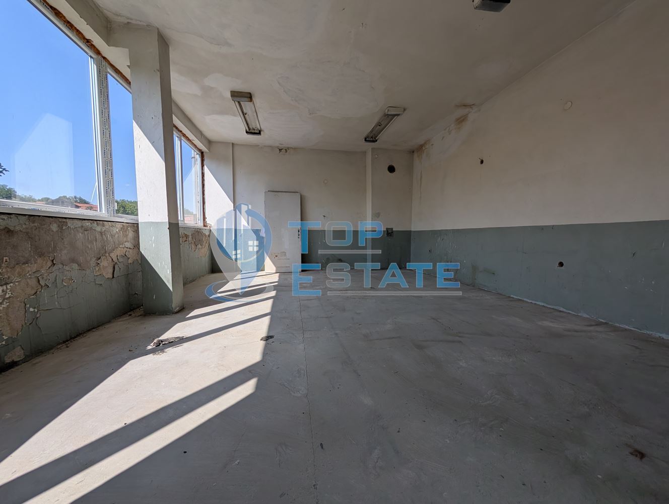 Търговска сграда в центъра на село Самоводене - 0