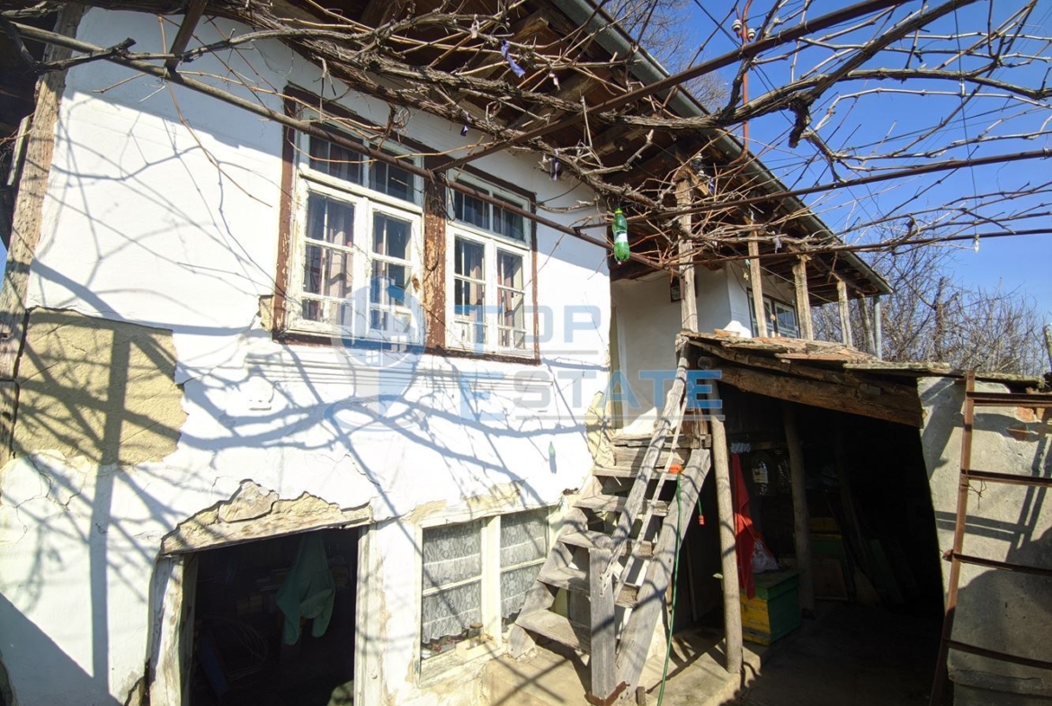 Старинна къща с голям двор в село Мусина - 0