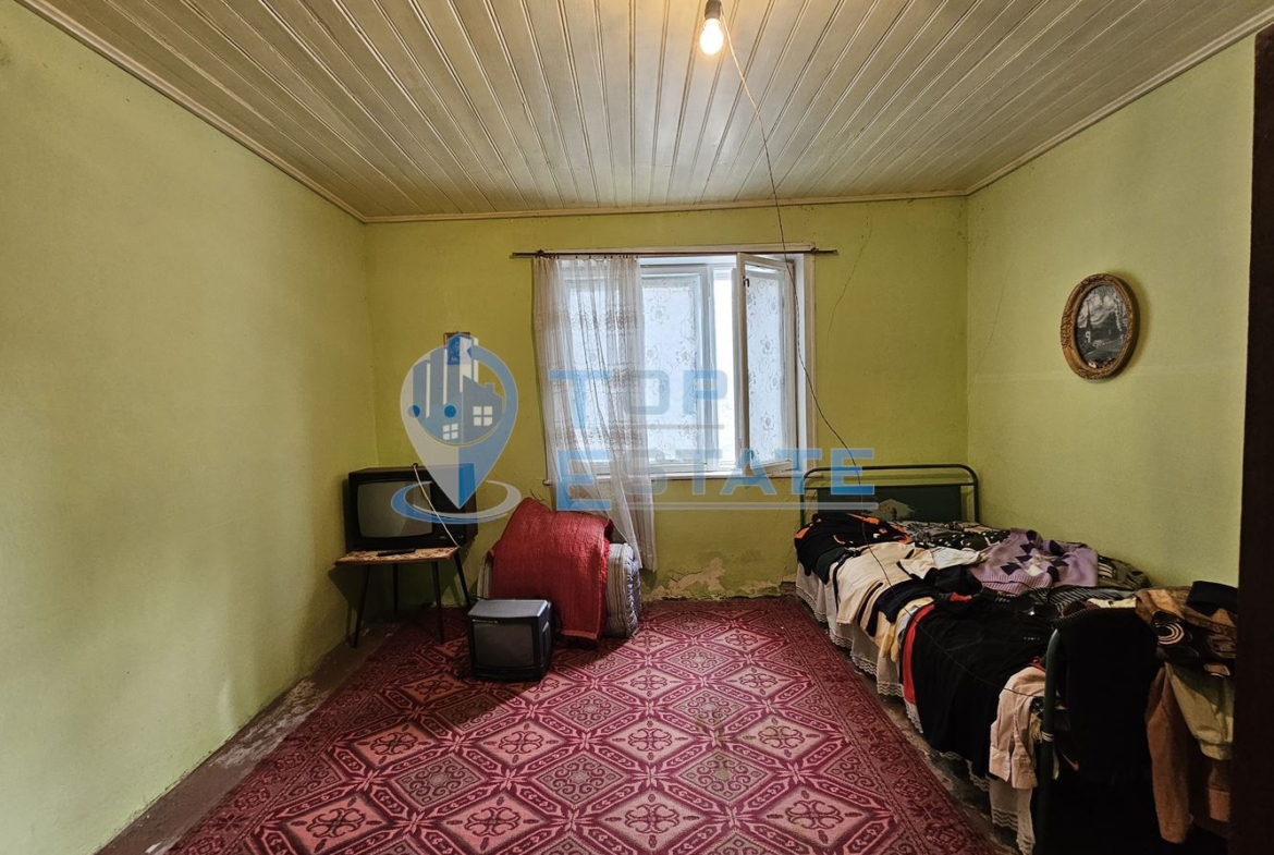 Масивна двуетажна къща с голям двор и гараж в село Караисен - 0