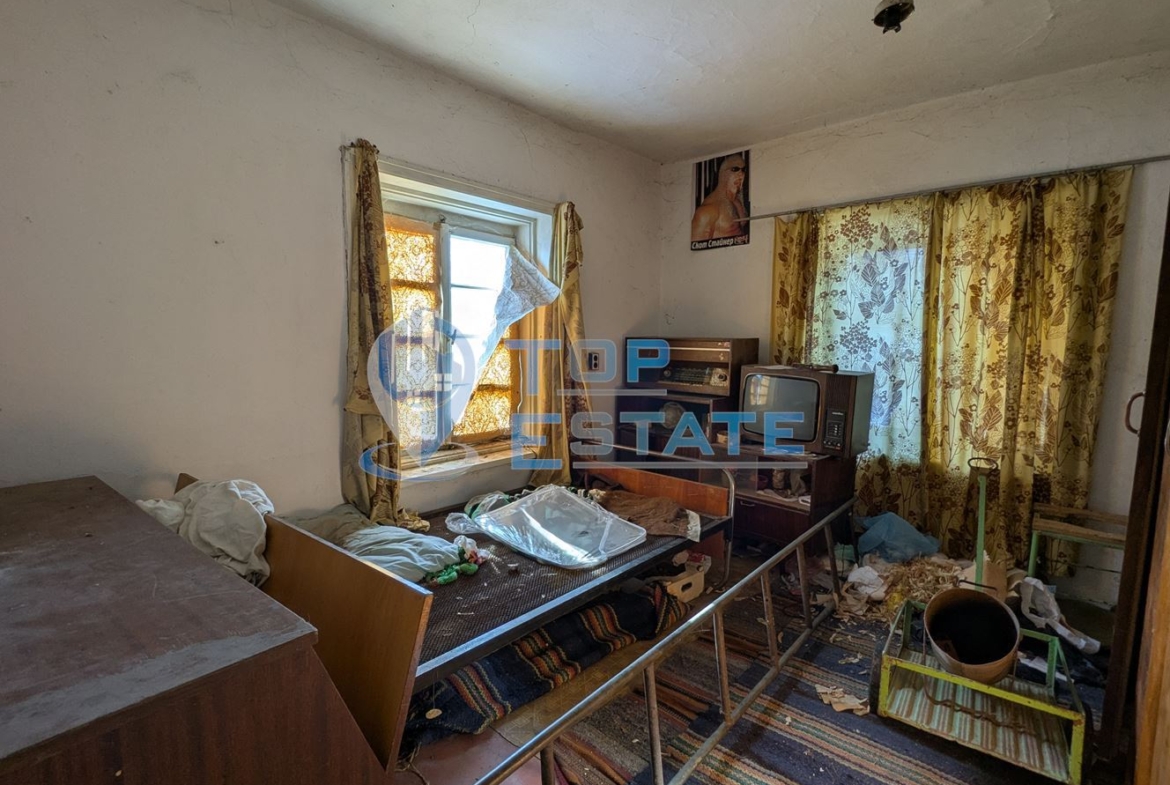 Двуетажна тухлена къща с голям двор в село Копривец, област Русе - 0