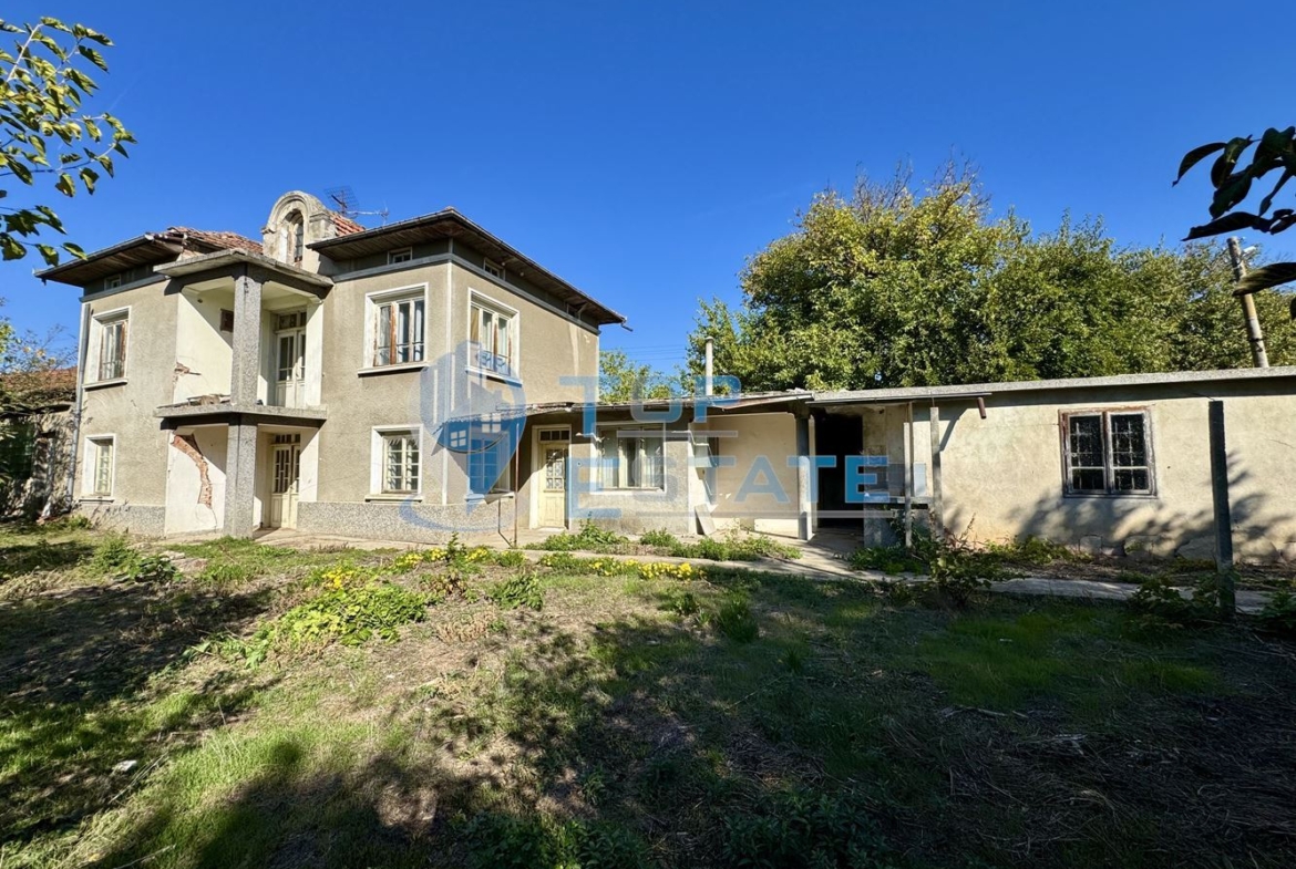 Двуетажна тухлена къща с кладенец и гараж в село Водолей, област Велико Търново - 0