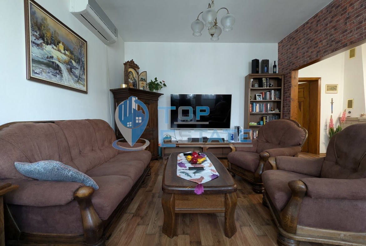 Масивна триетажна къща със сауна и басейн в близост до центъра на град Горна Оряховица, област Велико Търново - 0