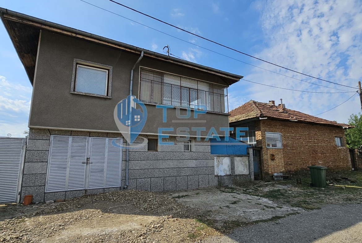 Монолитна двуетажна къща с втора къща в един двор в село Ново Градище, област Велико Търново - 0