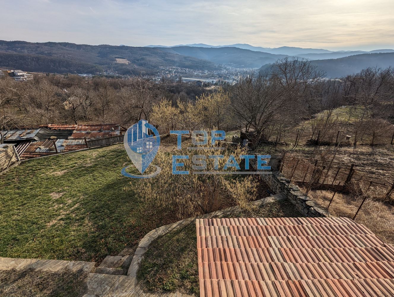 Реновирана двуетажна къща с прекрасна панорама и голям двор до град Трявна - 0