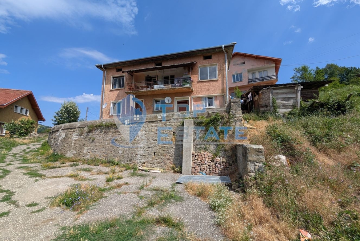 Двуетажна масивна къща с панорама в центъра на град Плачковци - 0