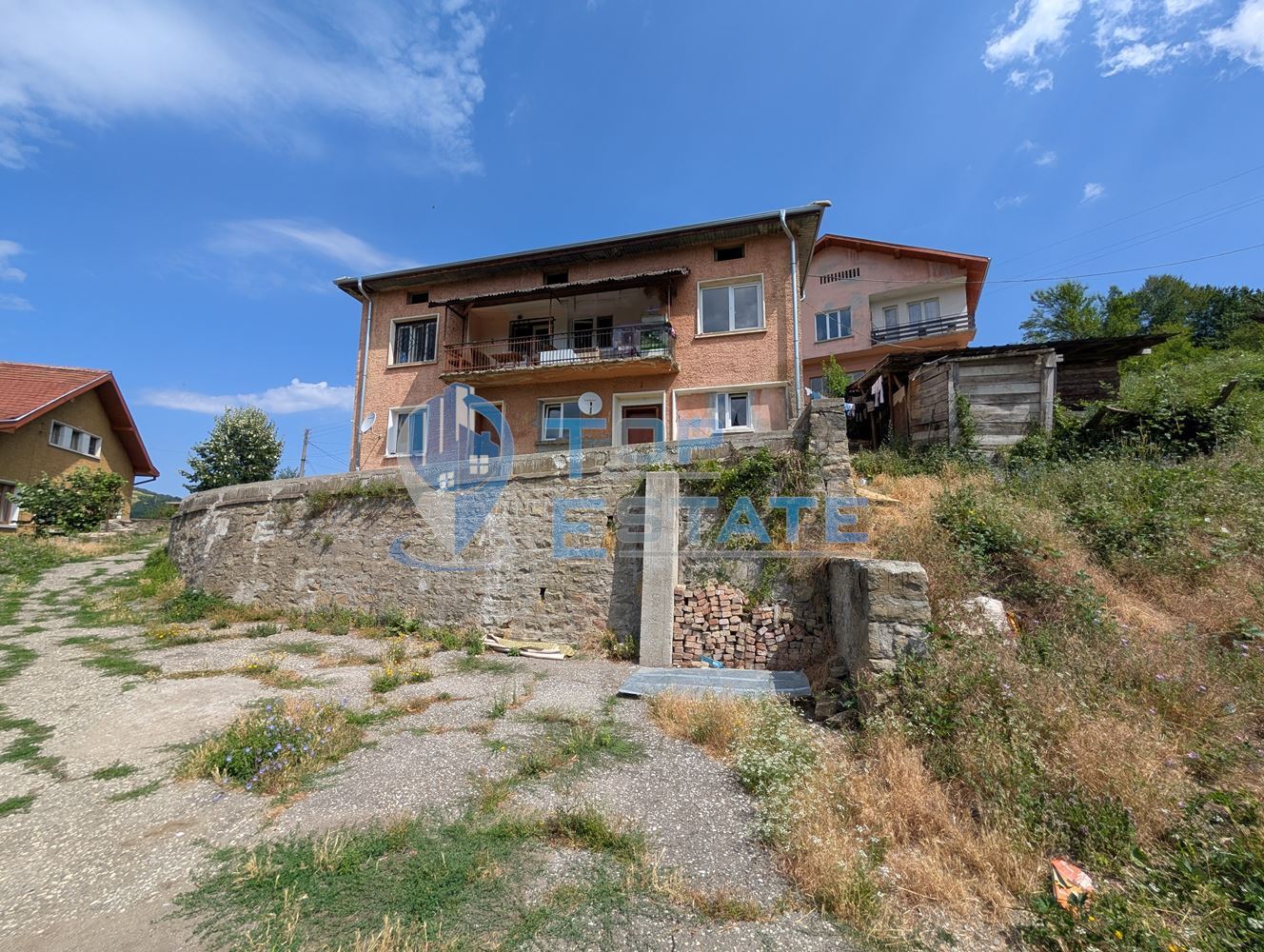 Двуетажна масивна къща с панорама в центъра на град Плачковци - 0
