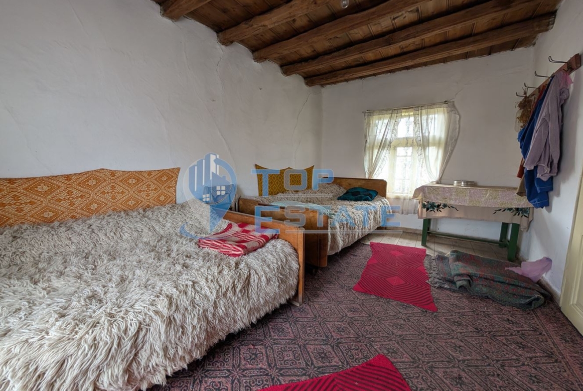 Двуетажна старинна къща с кладенец в село Малки Вършец - 0