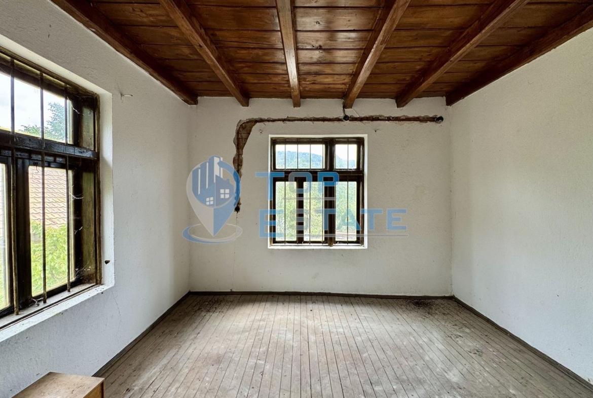 Двуетажна тухлена къща с допълнителни постройки и голям двор в село Караиванца, област Габрово. - 0