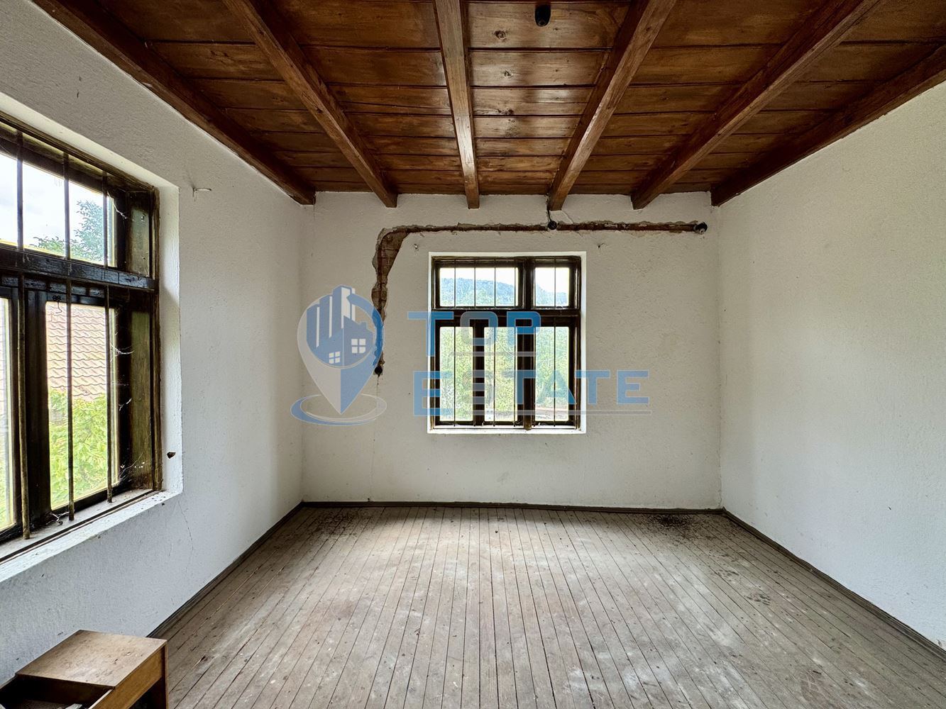 Двуетажна тухлена къща с допълнителни постройки и голям двор в село Караиванца, област Габрово. - 0