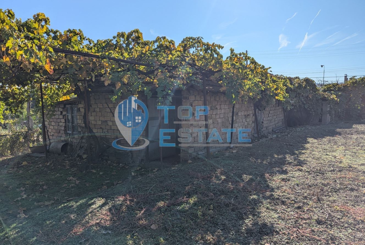 Двуетажна тухлена къща на главната улица в село Поликраище, област Велико Търново - 0