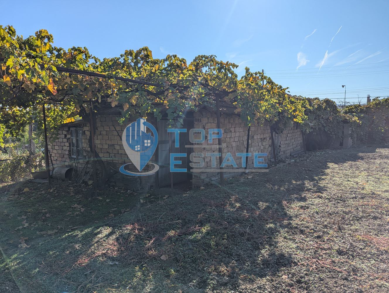 Двуетажна тухлена къща на главната улица в село Поликраище, област Велико Търново-0 Двуетажна тухлена къща на главната улица в село Поликраище, област Велико Търново - 0