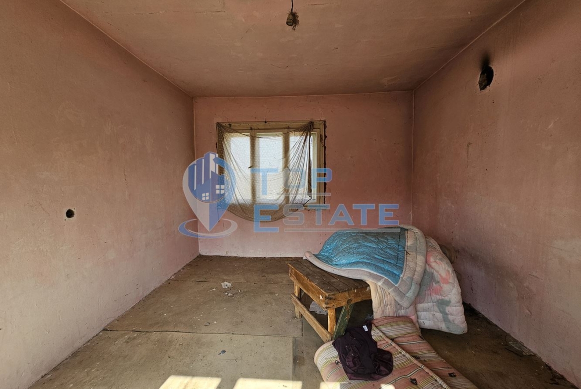 Тухлена къща с двор в село Горско Калугерово - 0