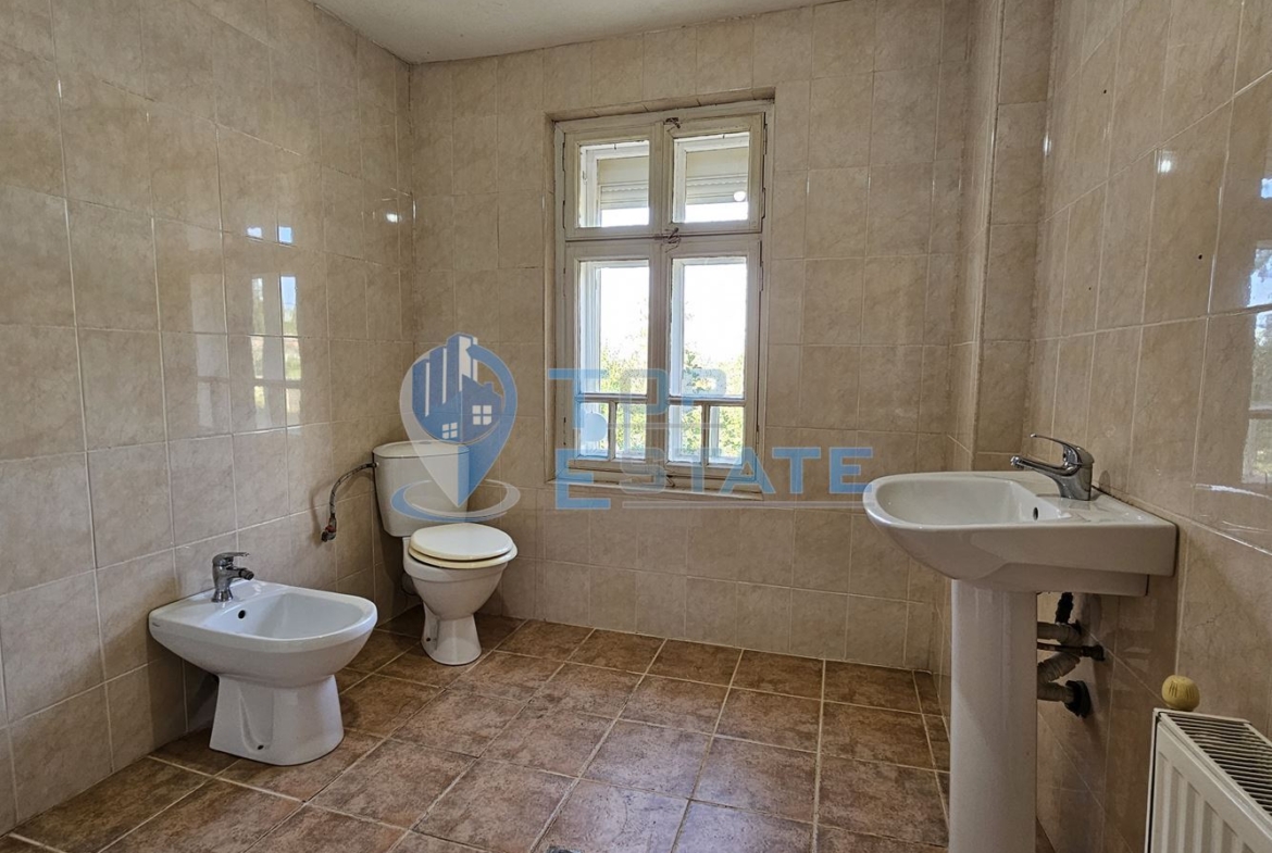 Ремонтирана и обзаведена къща с два санитарни възела в село Хотница, област Велико Търново - 0