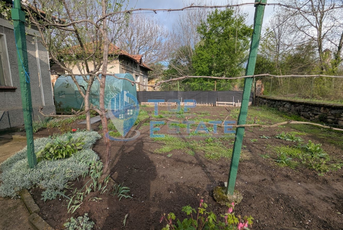 Просторна едноетажна тухлена къща в квартал Калтинец, град Горна Оряховица, област Велико Търново - 0