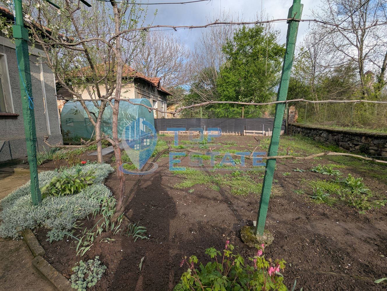 Просторна едноетажна тухлена къща в квартал Калтинец, град Горна Оряховица, област Велико Търново - 0