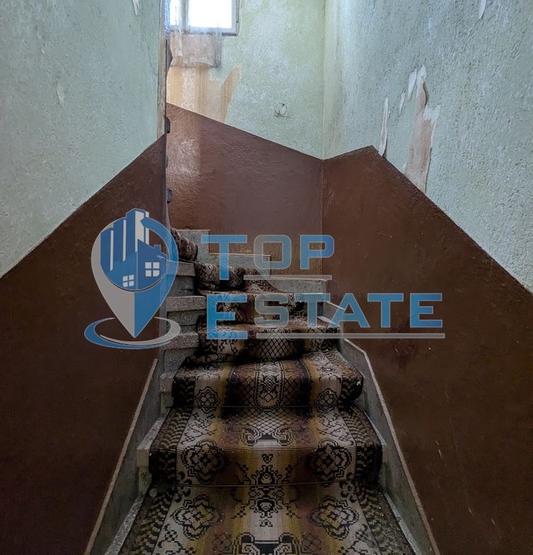 Двуетажна тухлена къща с кладенец в село Поликраище, област Велико Търново - 0