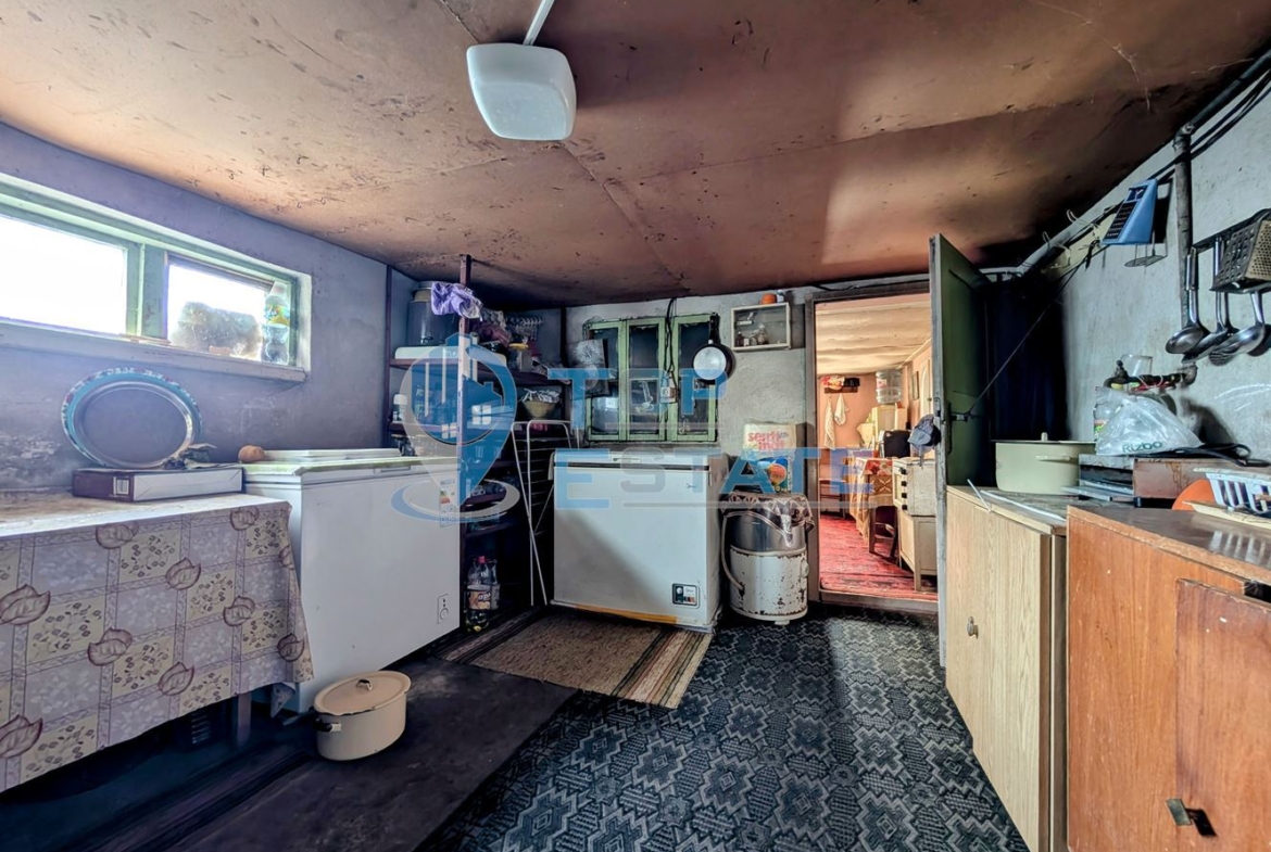 Едноетажна къща с множество стопански постройки и голям двор в село Хаджидимитрово - 0