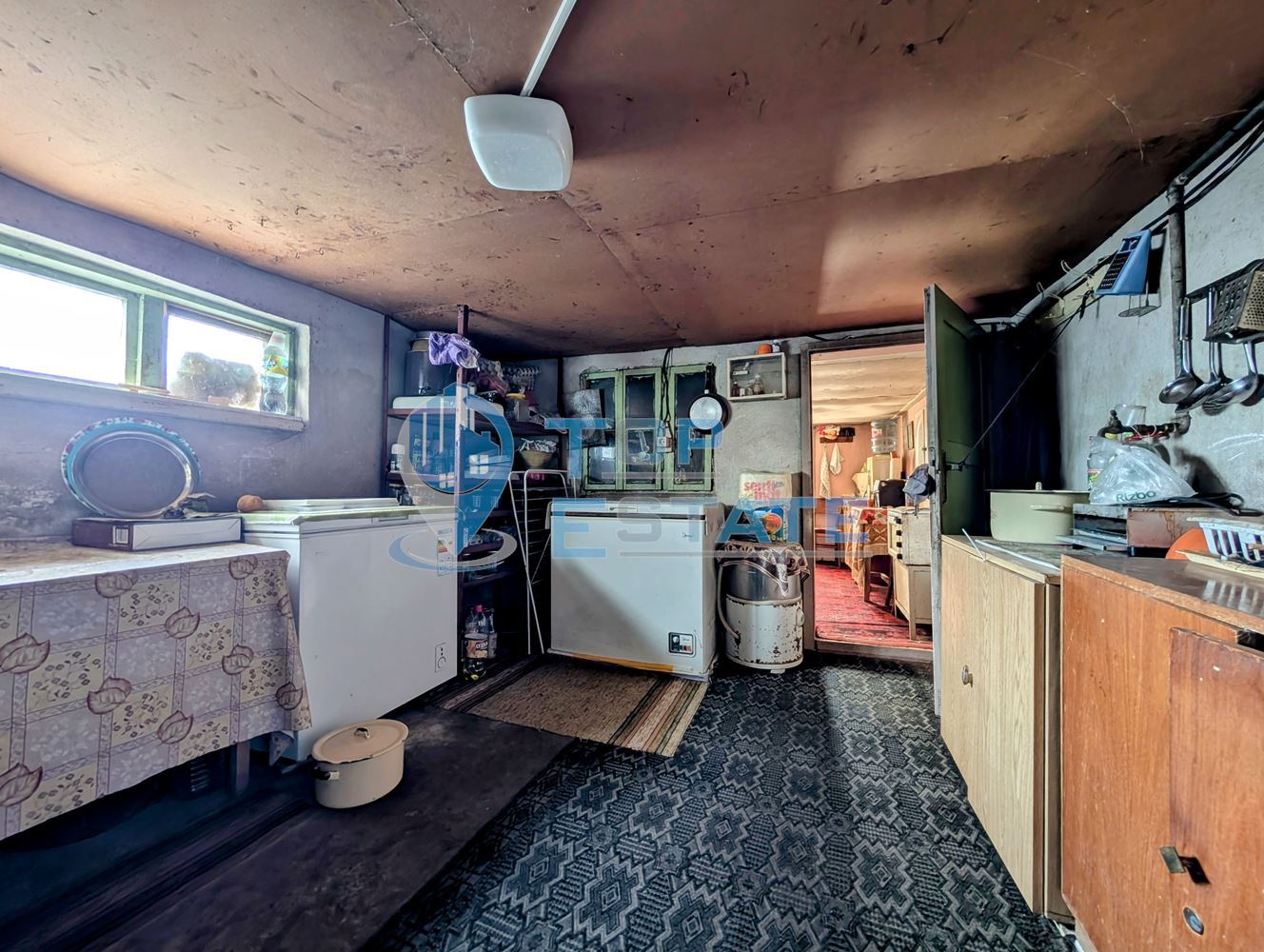 Едноетажна къща с множество стопански постройки и голям двор в село Хаджидимитрово - 0