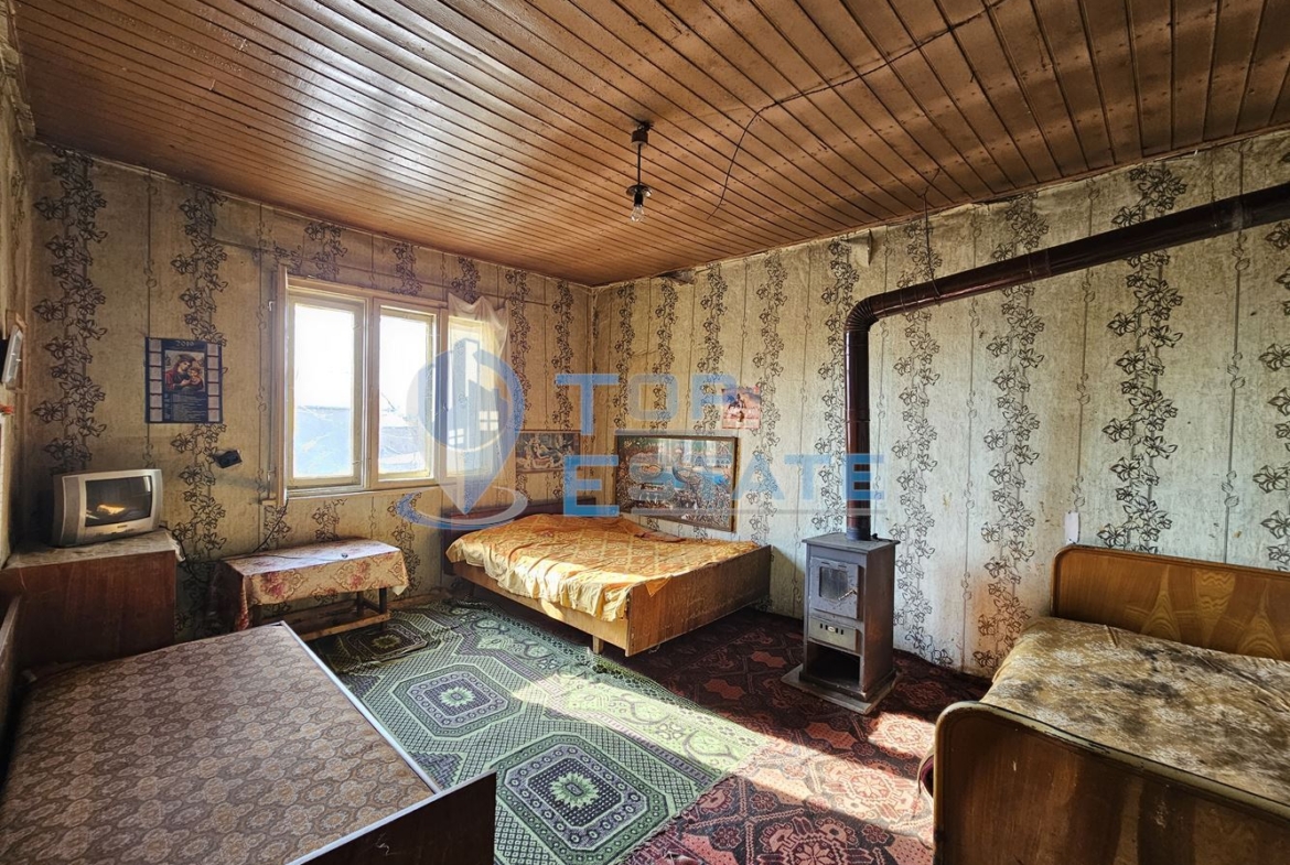 Голяма едноетажна тухлена къща с гараж в село Страхилово - 0