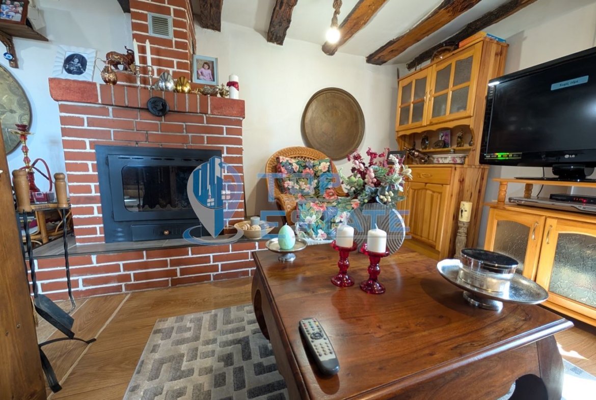 Двуетажна реновирана къща с красива панорама в село Вишовград - 0