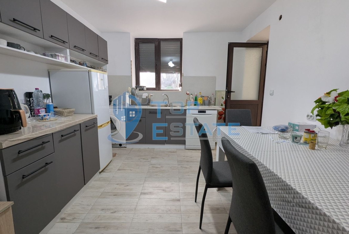 Двуетажна реновирана тухлена къща на центъра на село Поликраище, област Велико Търново - 0