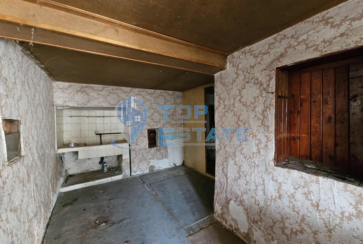 Двуетажна тухлена къща с голям двор в село Козловец, община Свищов - 0