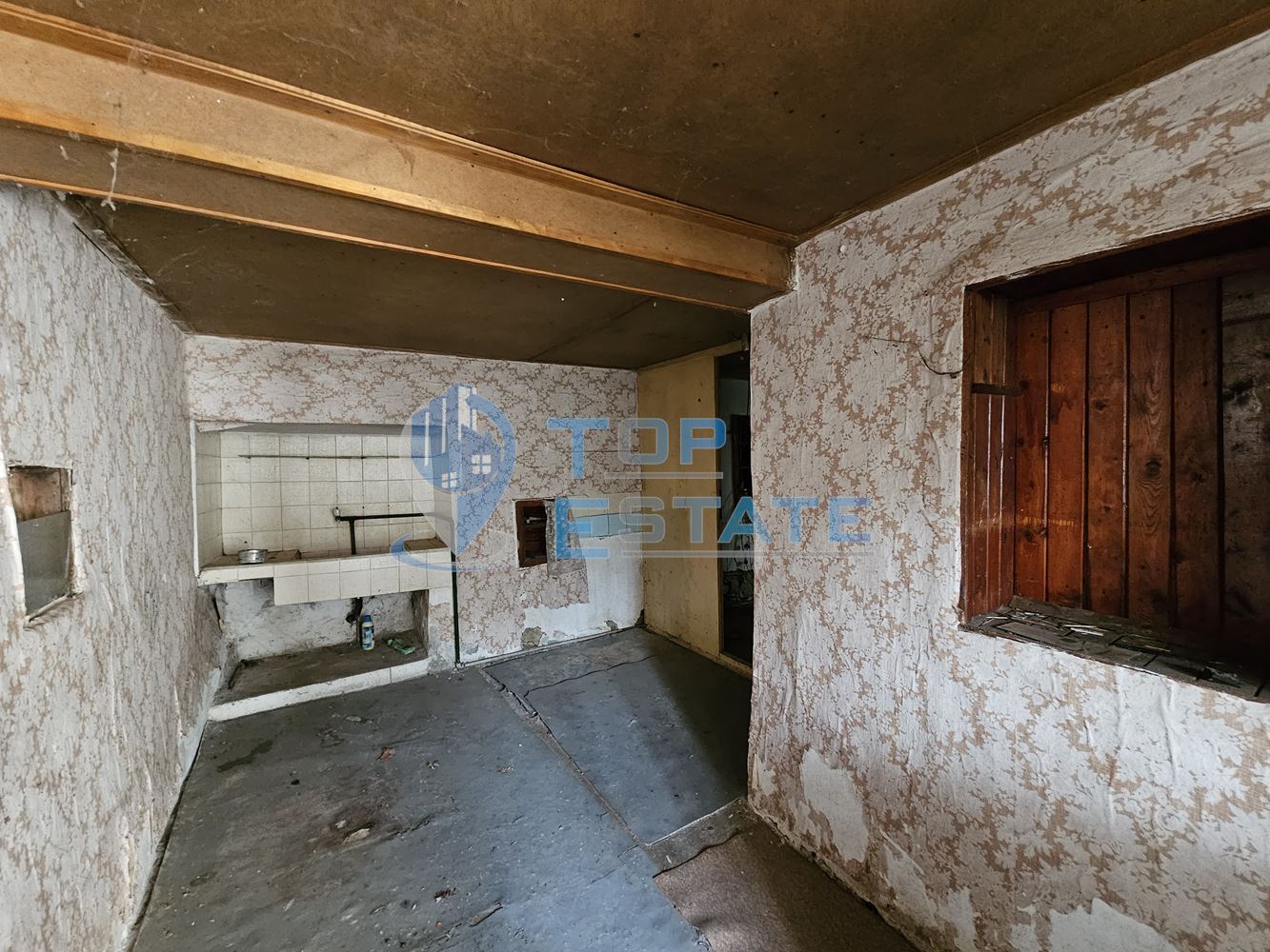 Двуетажна тухлена къща с голям двор в село Козловец, община Свищов - 0