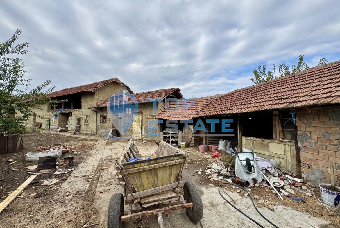 Двуетажна тухлена къща с кладенец и допълнителни постройки в село Недан, област Велико Търново - 0