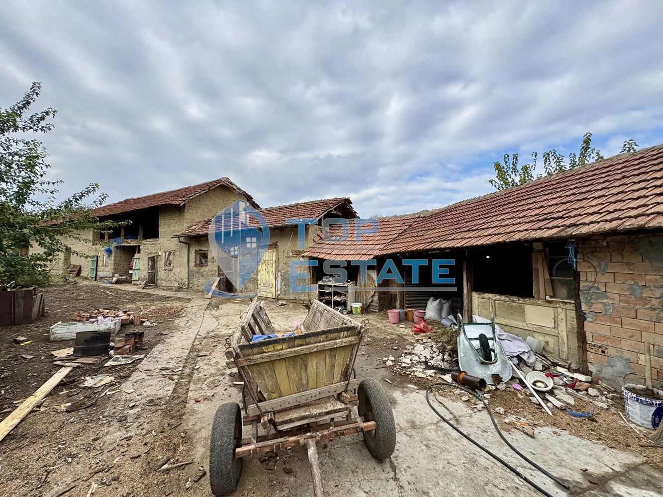 Двуетажна тухлена къща с кладенец и допълнителни постройки в село Недан, област Велико Търново - 0