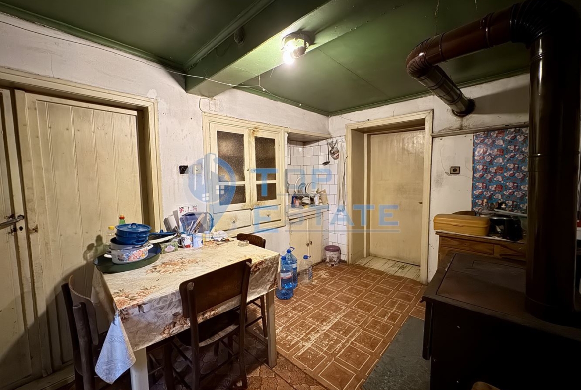 Двуетажна къща с кладенец и голям двор в село Ресен, област Велико Търново - 0