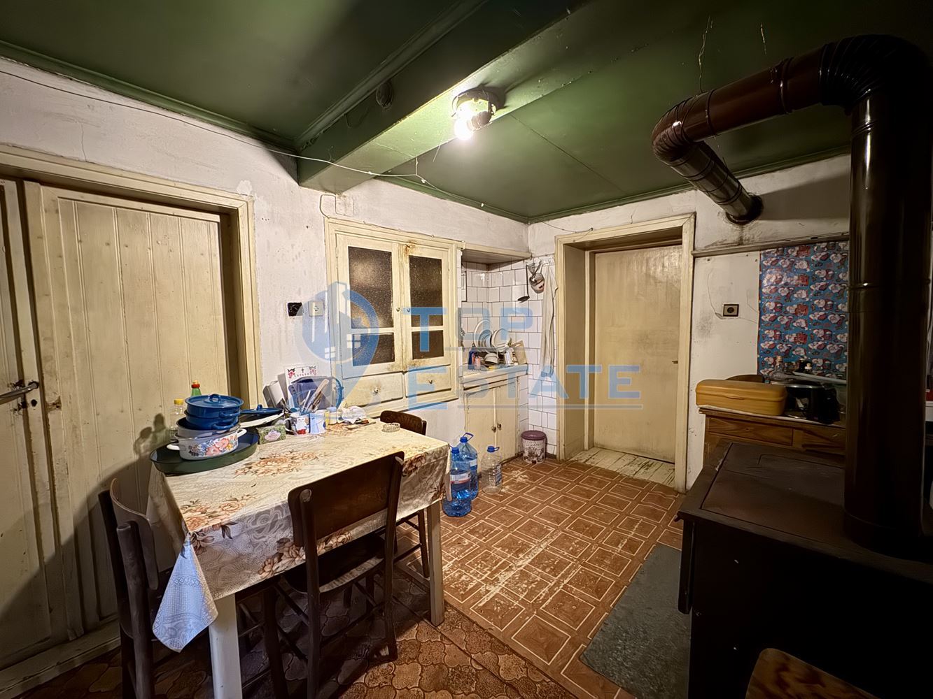 Двуетажна къща с кладенец и голям двор в село Ресен, област Велико Търново - 0