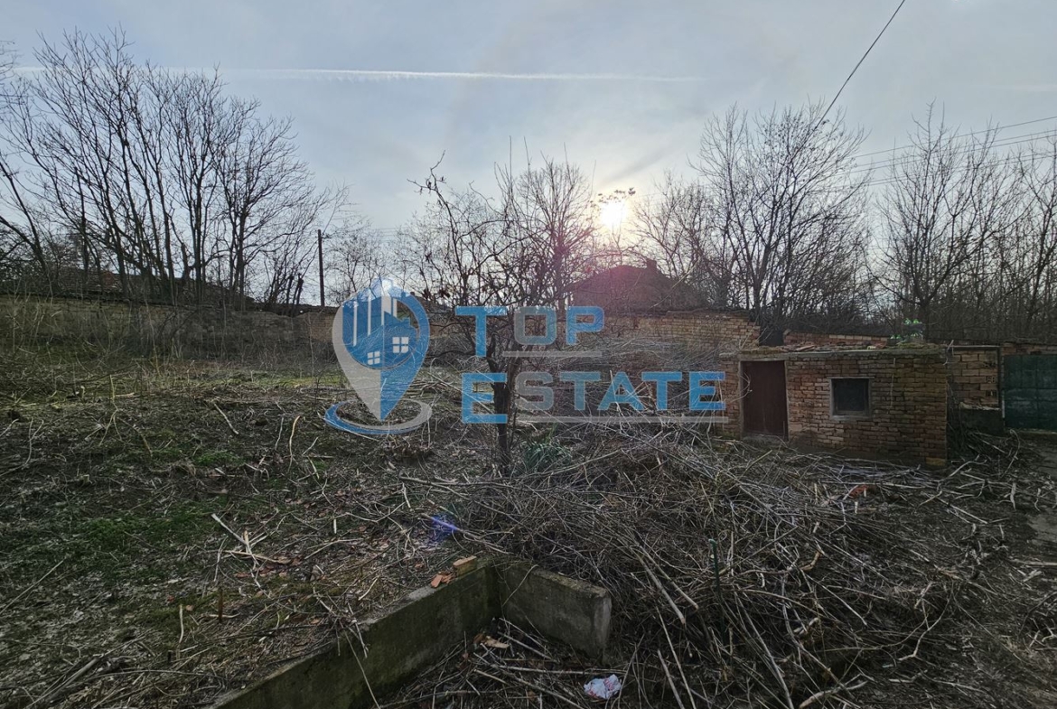 Двуетажна тухлена къща с голям двор в село Козловец, община Свищов - 0