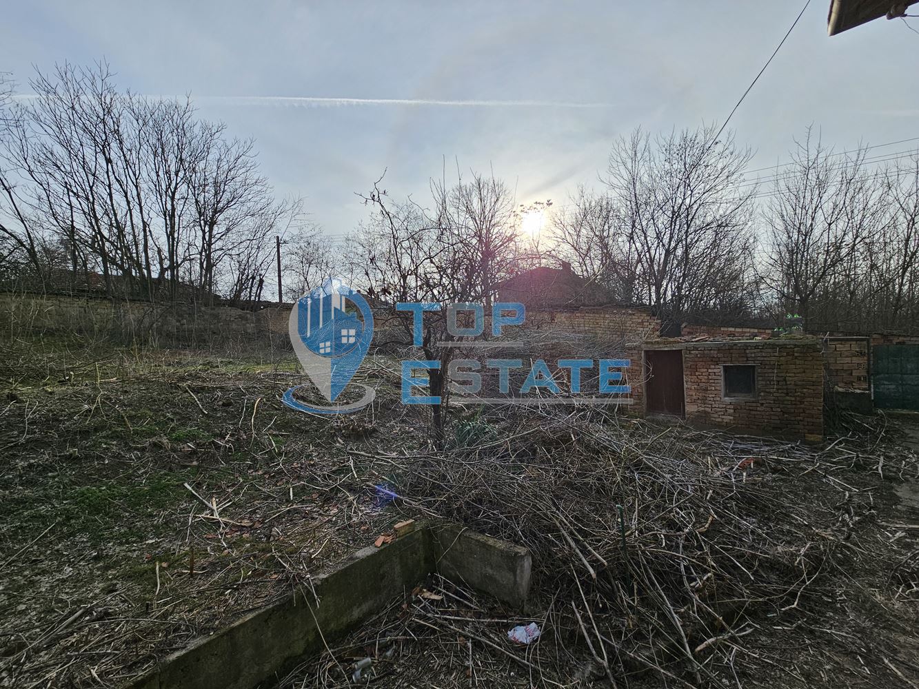 Двуетажна тухлена къща с голям двор в село Козловец, община Свищов - 0