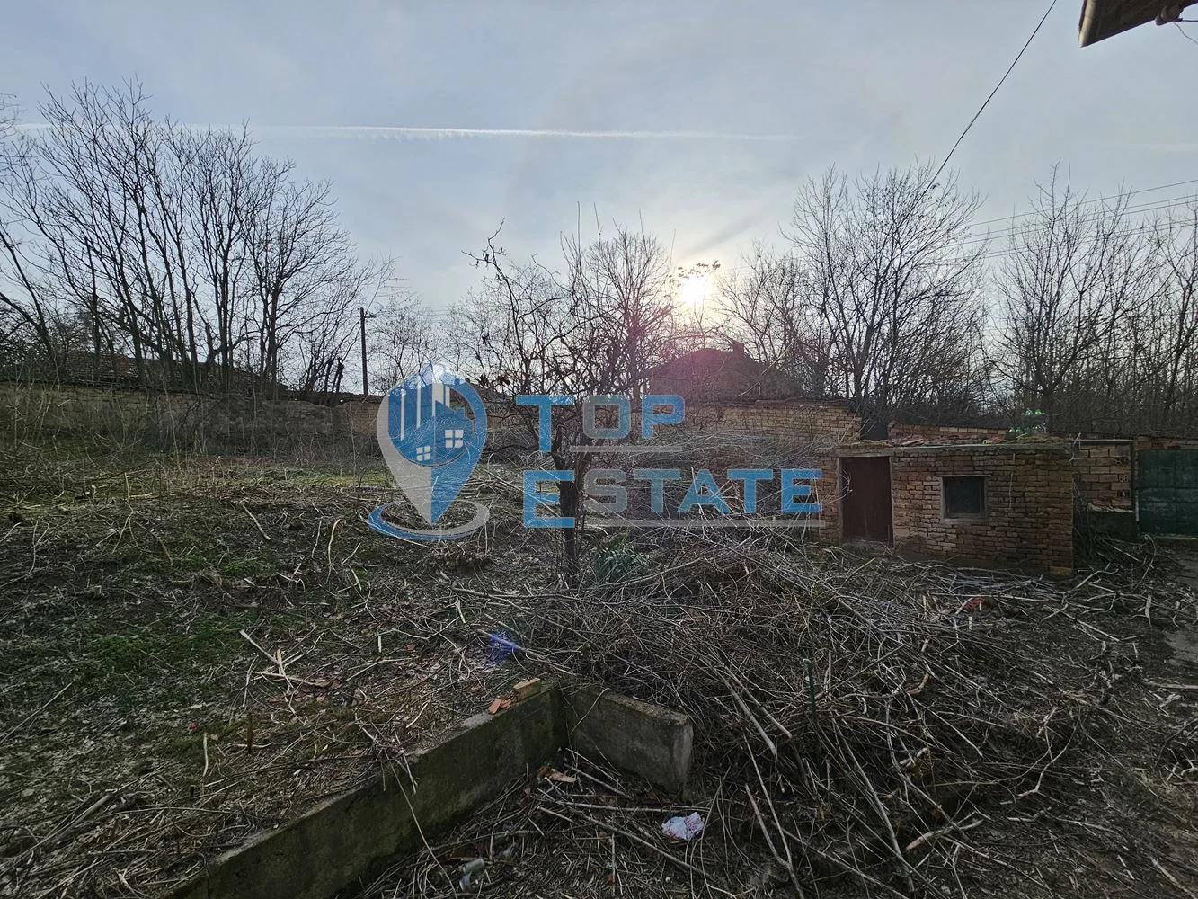 Двуетажна тухлена къща с голям двор в село Козловец, община Свищов - 0