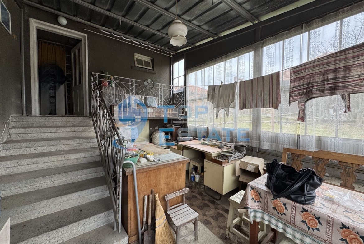 Двуетажна тухлена къща с гараж в с. Константин, област Велико Търново - 0