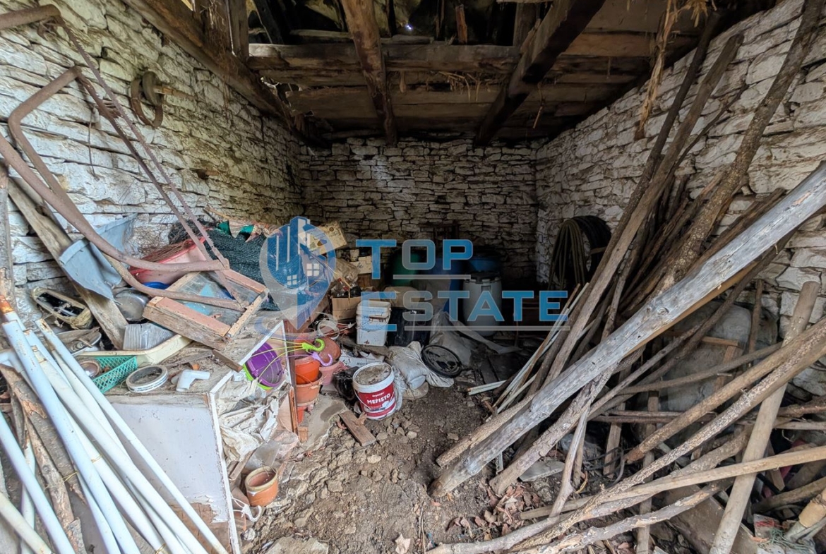 Двуетажна автентична къща с голям двор в село Лесичарка - 0