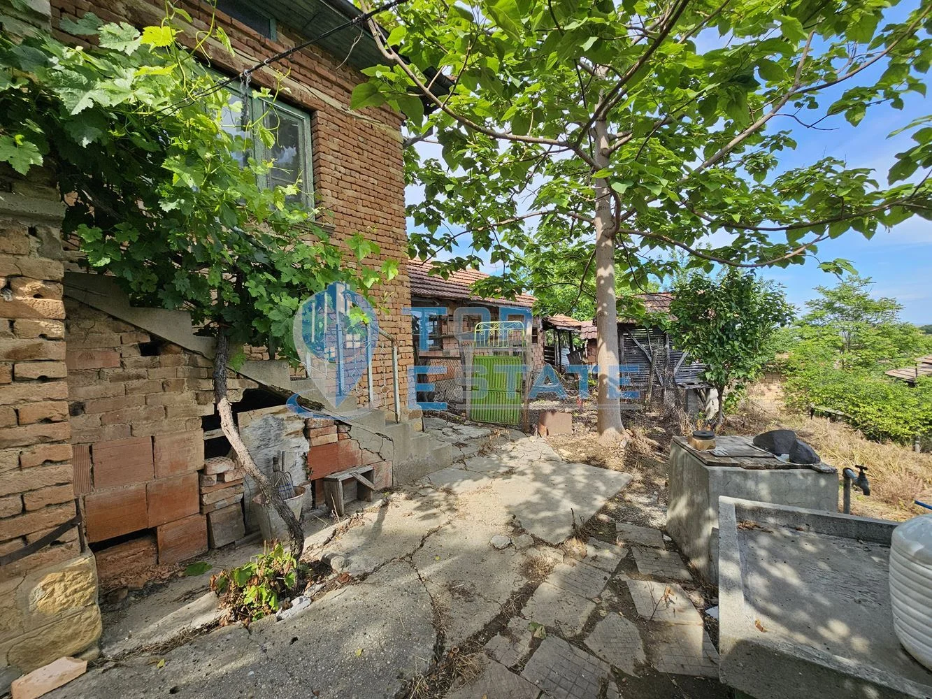Двуетажна къща с вътрешна баня и панорамна гледка в с. Българско Сливово - 0