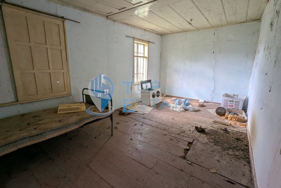 Къща с голям двор и кладенец в село Благоево, област Велико Търново - 0