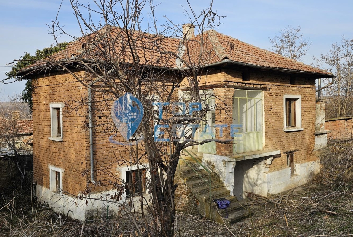 Двуетажна тухлена къща с голям двор в село Козловец, община Свищов - 0